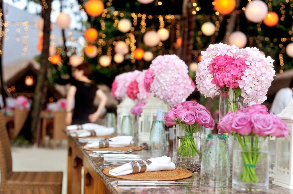 עיצוב וסידור פרחים לחתונה - תנו לנו לשדרג לכם את האירוע!
